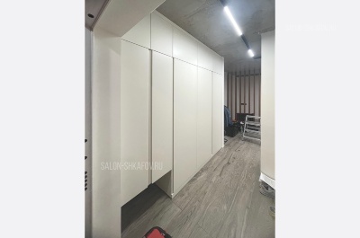 Шкаф встроенный белый в прихожую 02_26