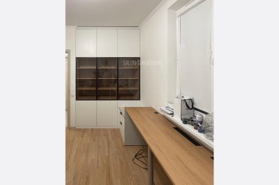 Рабочая зона: трехдверный шкаф и стол 04_26